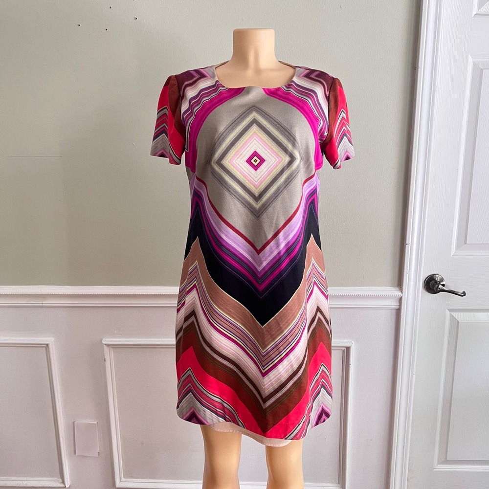 Trina Turk Geo Shift Dress Womens 10 Short Sleeve Pink Bold Mod Art Deco READ